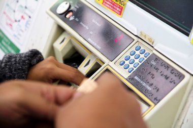 insanlar Tokyo'daki ueno tren istasyonunda için bilet satın almak.