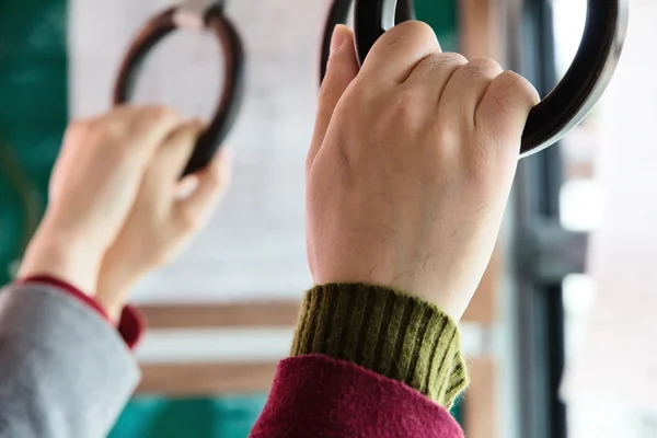 Människor som håller på ett handtag på en buss — Stockfoto