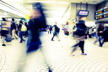 insanlar shinagawa istasyonu acele et.