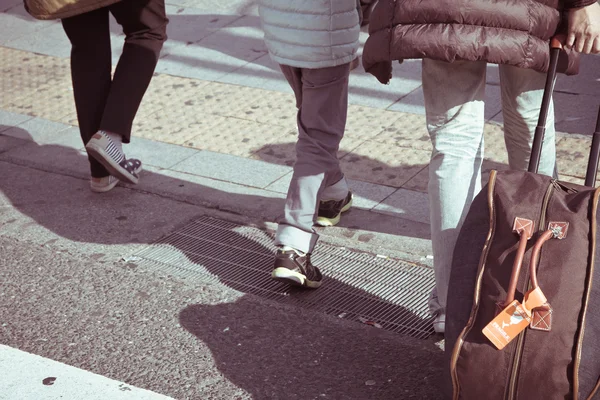 Eople commuting in rush hour at zebra crossing — Stock Photo, Image