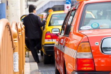 Tokyo'daki ueno park yakınında bekleyen taksi