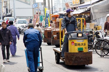 adam tsukiji Market balıkların taşınması