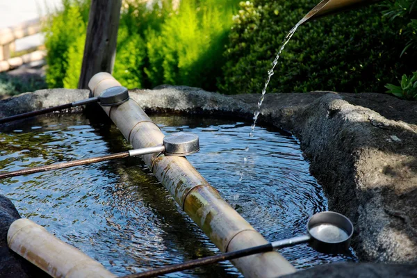 Source d'eau japonaise et poche pour la purification des mains — Photo