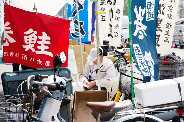 A worker prepares packages of fish for shipment — Stockfoto