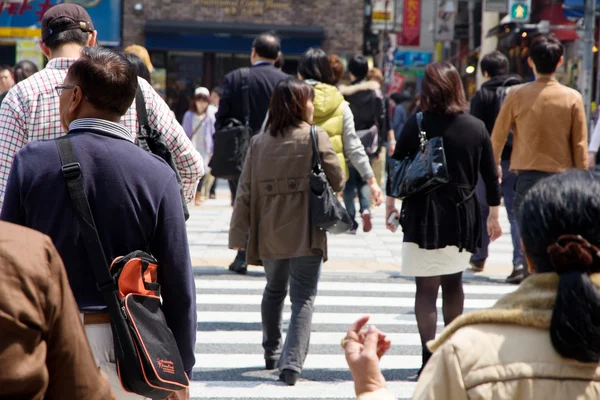 Toeristen en zakenmensen oversteken van de straat — Stockfoto