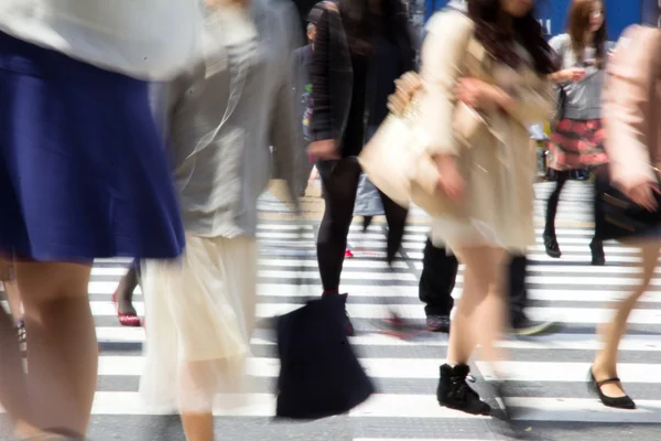 Tourists and business people crossing the street — Stock Photo, Image