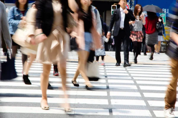 Turistas y empresarios cruzando la calle — Foto de Stock