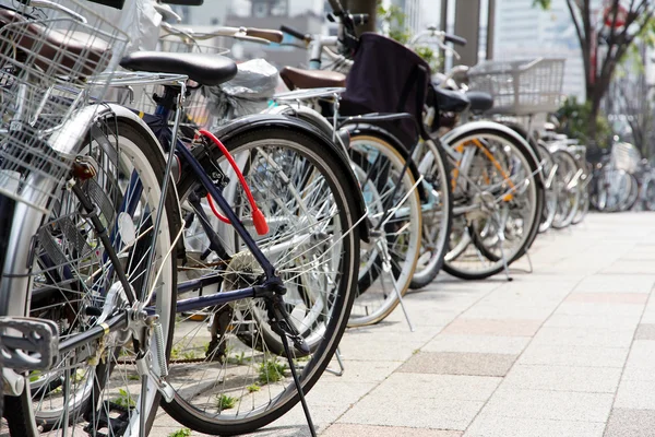 Un sacco di biciclette parcheggio — Foto Stock