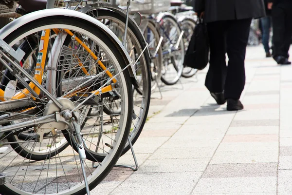 Un sacco di biciclette parcheggio — Foto Stock