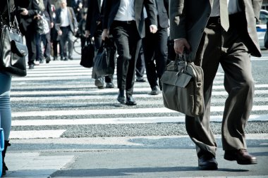 insanlar kalabalık saatte zebra geçiş commuting