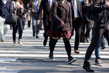 insanlar kalabalık saatte zebra geçiş commuting