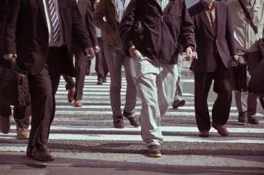 insanlar kalabalık saatte zebra geçiş commuting