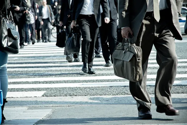 Mensen woon-werkverkeer rush Hour op zebrapad — Stockfoto