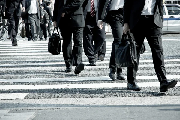 insanlar kalabalık saatte zebra geçiş commuting