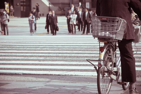 Mensen rijden fietsen — Stockfoto