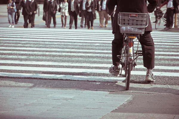 人们骑自行车 — 图库照片