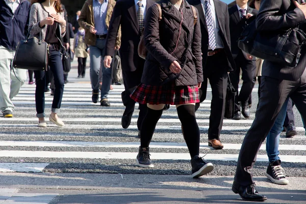 People commuting in rush hour at zebra crossing — Stock Photo, Image