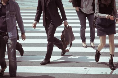 insanlar kalabalık saatte zebra geçiş commuting