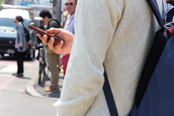 Japonés masculino utiliza chat de texto en el teléfono —  Fotos de Stock