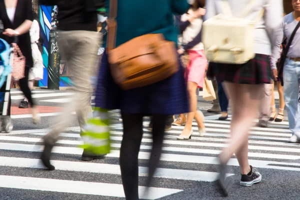 Personas que viajan en hora punta en el cruce de cebra — Foto de Stock