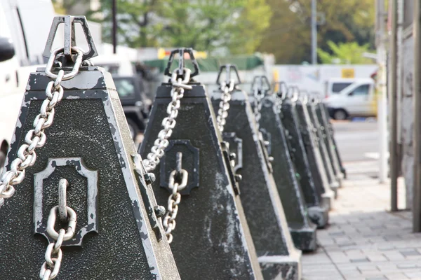 Metall kedja räcke på gatan — Stockfoto