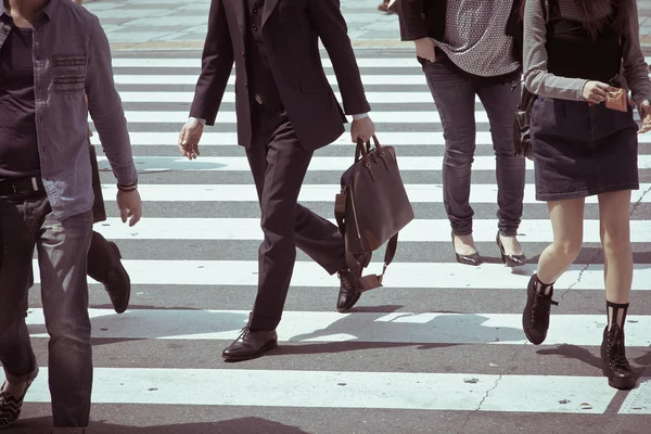 People commuting in rush hour at zebra crossing — Stock Photo, Image