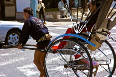 turistler kyoto şehir keşfetmek için bir çekçek gezintiye çık.