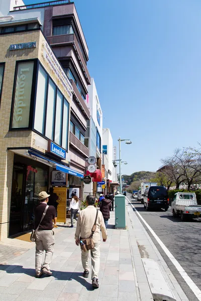 Les touristes marchent dans la rue, Kamakura, Japon — Photo