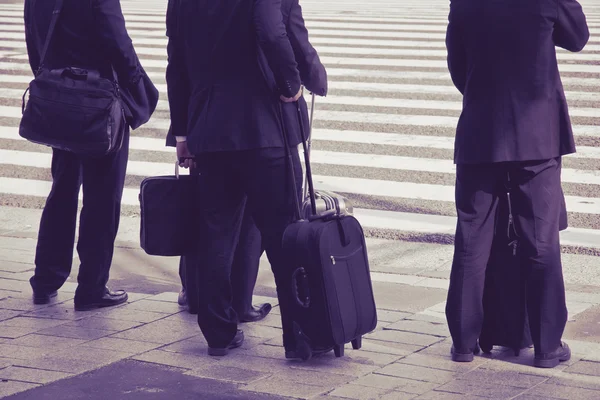 商人等候横过街道，日本东京 — 图库照片