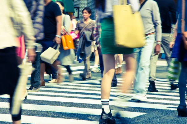 Ourists and business people crossing the street at Harajiku Japan — Stock Photo, Image