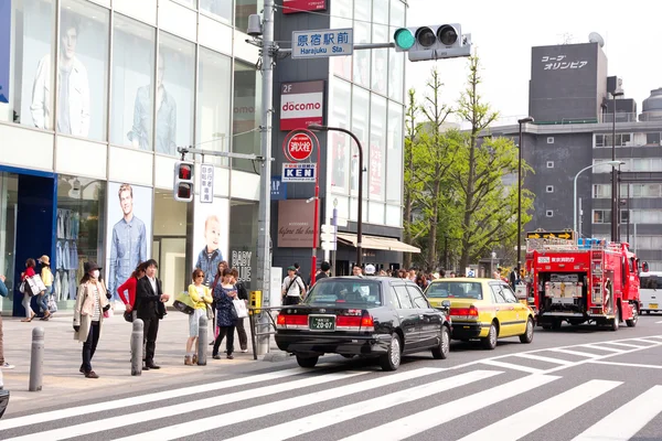 原宿商店街の主要な交差点で交通渋滞 — ストック写真