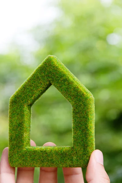 Yeşil ev simgesini — Stok fotoğraf