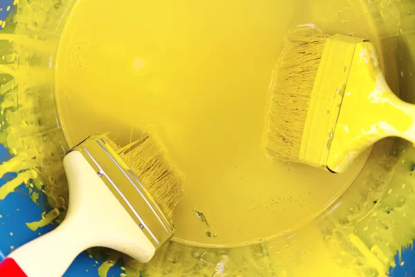 Gelbe Farbdose und Pinsel — Stockfoto