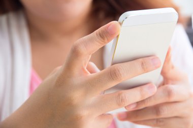 bir akıllı telefon kullanan kadın