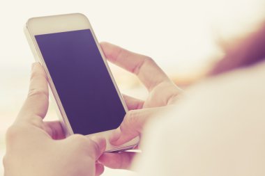bir akıllı telefon kullanan kadın