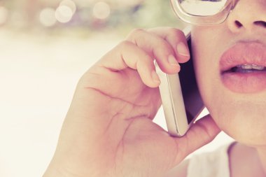 bir akıllı telefon kullanan kadın