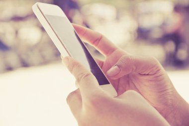 bir akıllı telefon kullanan kadın