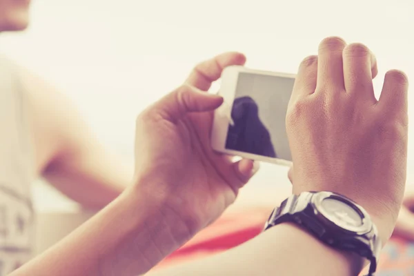 Les adolescents avec téléphone portable — Photo