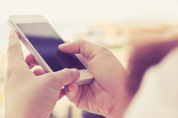 Vrouw met behulp van een slimme telefoon — Stockfoto