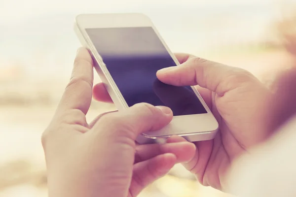 Mujer usando un teléfono inteligente — Foto de Stock