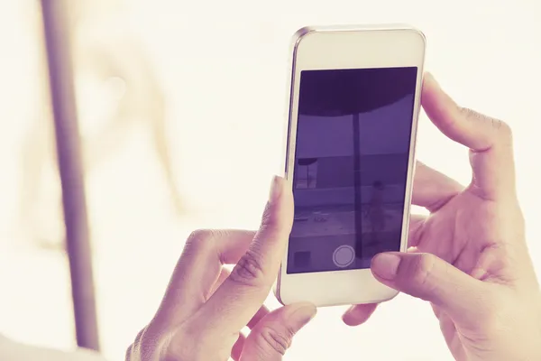 Mujer usando un teléfono inteligente — Foto de Stock