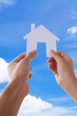 Golf topu ve yeşil çimenlerin üzerinde atıcı