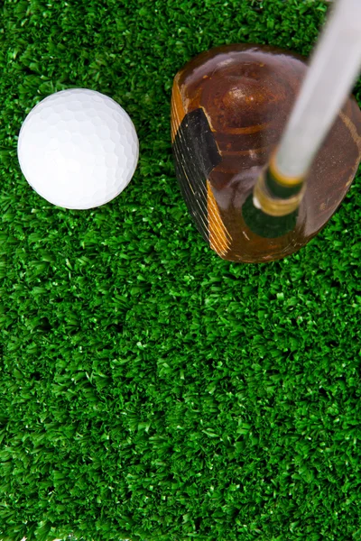 高尔夫球场球和推杆在绿色草地上 — 图库照片