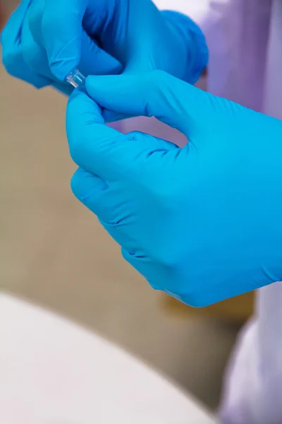 Scientist holding a test tube in a research lab — Stock Photo, Image