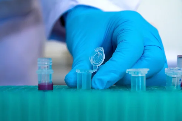 Scientist holding a test tube in a research lab — Stock Photo, Image