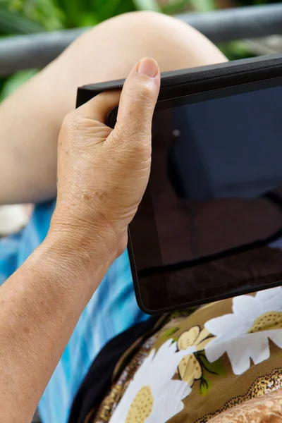 Senior woman with tablet — Stock Photo, Image