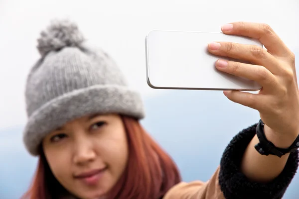 Gelukkig Aziatische vrouwen kijken naar haar mobiele telefoon — Stockfoto