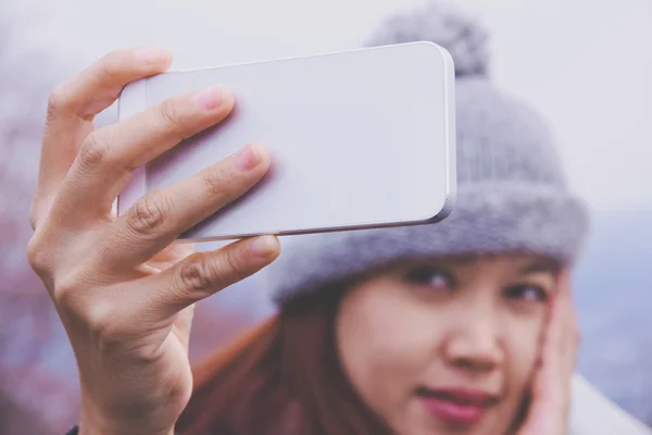 Glücklich asiatische Frauen Blick auf Ihr Handy — Stockfoto