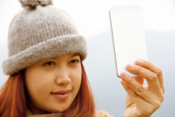 Gelukkig Aziatische vrouwen kijken naar haar mobiele telefoon — Stockfoto