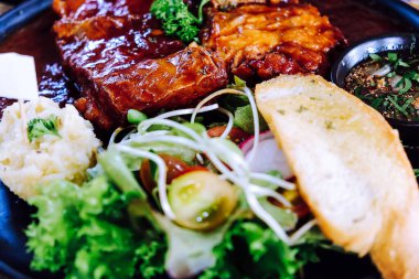 Bifteği balla parçaladığını düşün.